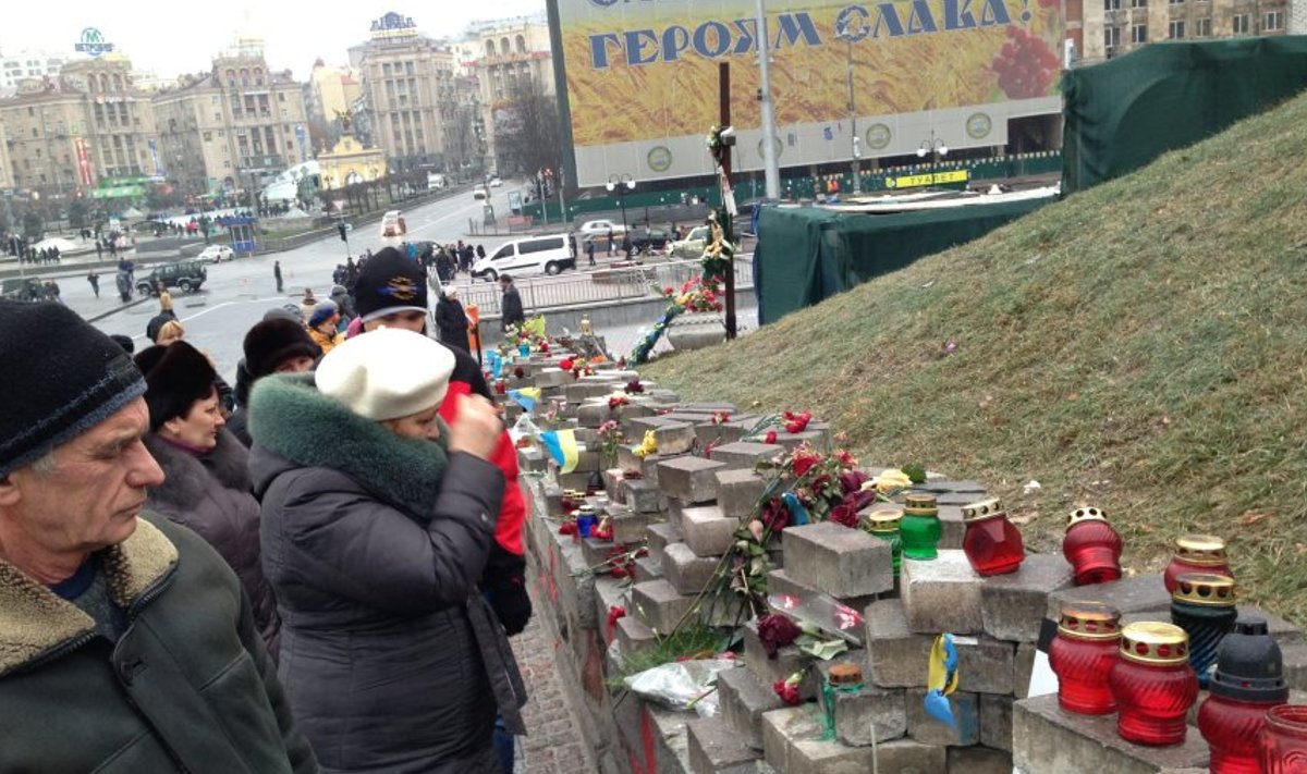 Päevad läbi käib rahvas Kiievi kesklinnas mälestamas aasta eest snaiperite tapetuid.