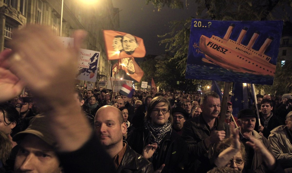 KÕIK POLE SUGUGI RAHUL: Nii Ungaris kui ka Poolas on populistliku laamendamise vastu pidevalt protestitud, aga tulemusteta.