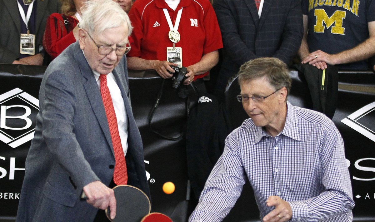 Warren Buffett ja Bill Gates Berkshire Hathaway aktsionäride üldkoosolekul lauatennist mängimas