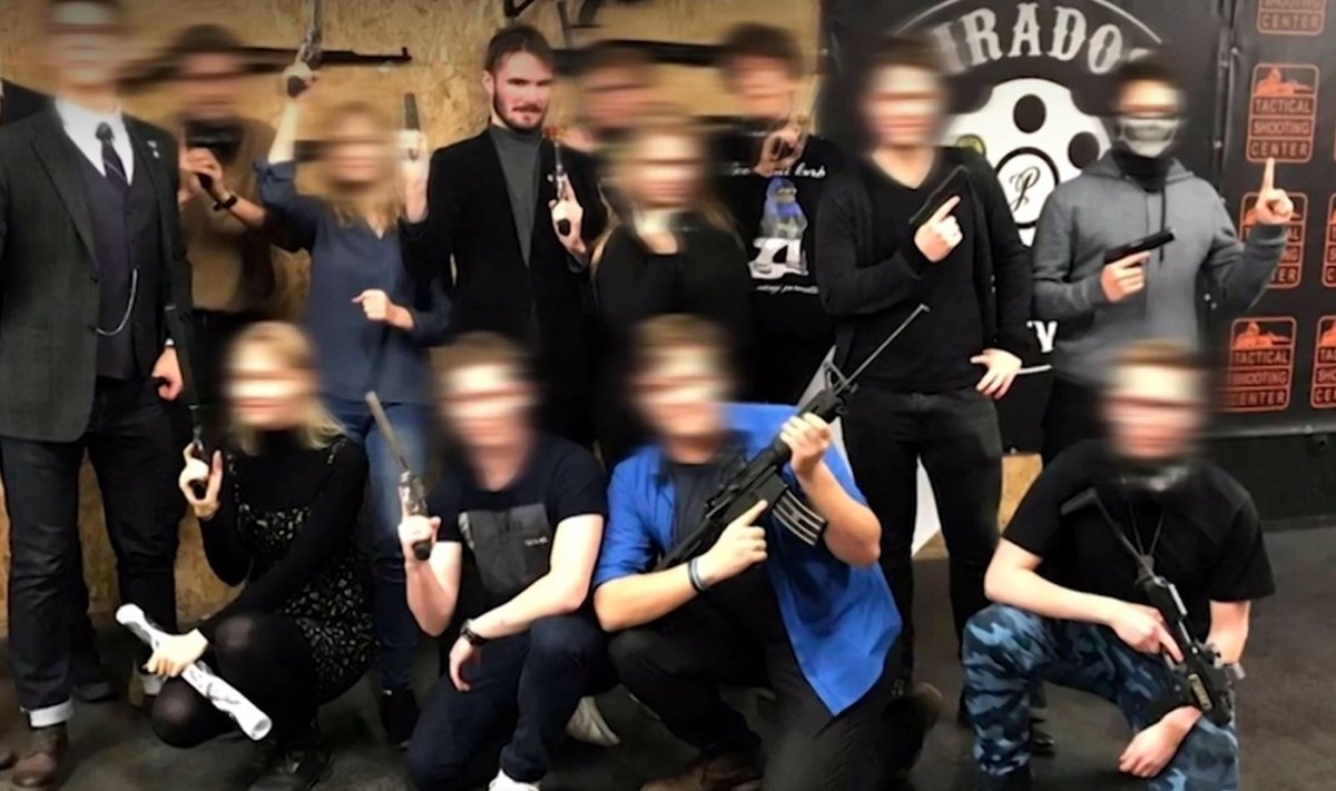 Kuvatõmmis "Pealtnägijast" Ruuben Kaalepist ning Sinise Äratuse noortest relvaõppustel. 