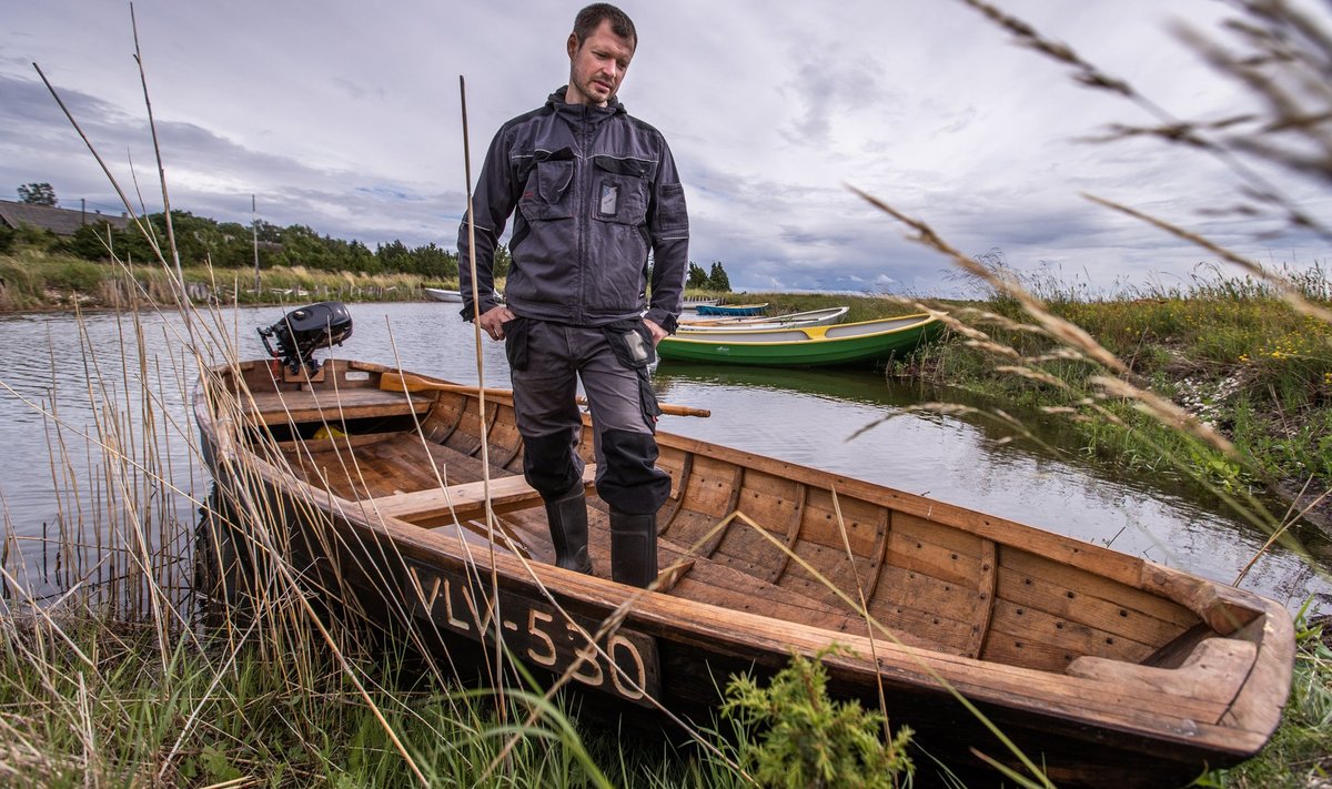 Vormsilane Algor Streng näitab möödunud aastal valminud puupaati, millega käib kalal.