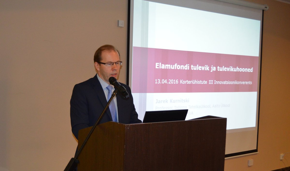 Tallinna tehnikaülikooli professor Jarek Kurnitski kõneleb innovatsioonikonverentsil elamufondi tulevikust ja tulevikuhoonetest.