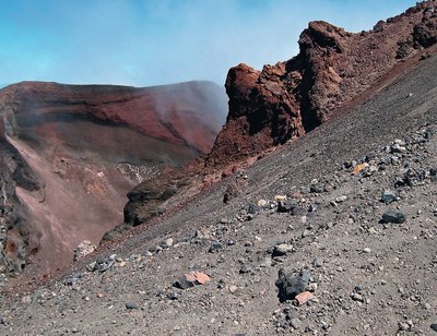 “Sõrmuste Isanda” Turmamäel. Maoorid ütleksid, et see on Ngauruhoe mägi, profaanid lihtsalt Punane Kraater. Taamal paistev silmapiir aitab tajuda tõusu või languse nurka.