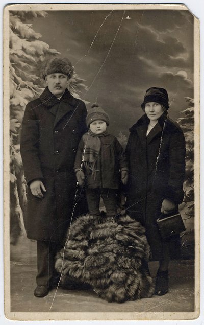 Elisabeth ja Gustav Puss oma lapse Valvega, Koidu emaga.