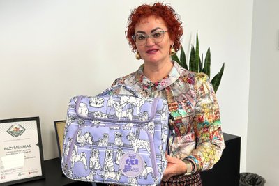 Janita J. Plungė hoiab käes piiratud koguses toodetud koerte juuksuri kotti, mis on loodud maailma koertenäituse World Dog Show 2023. aasta jaoks.