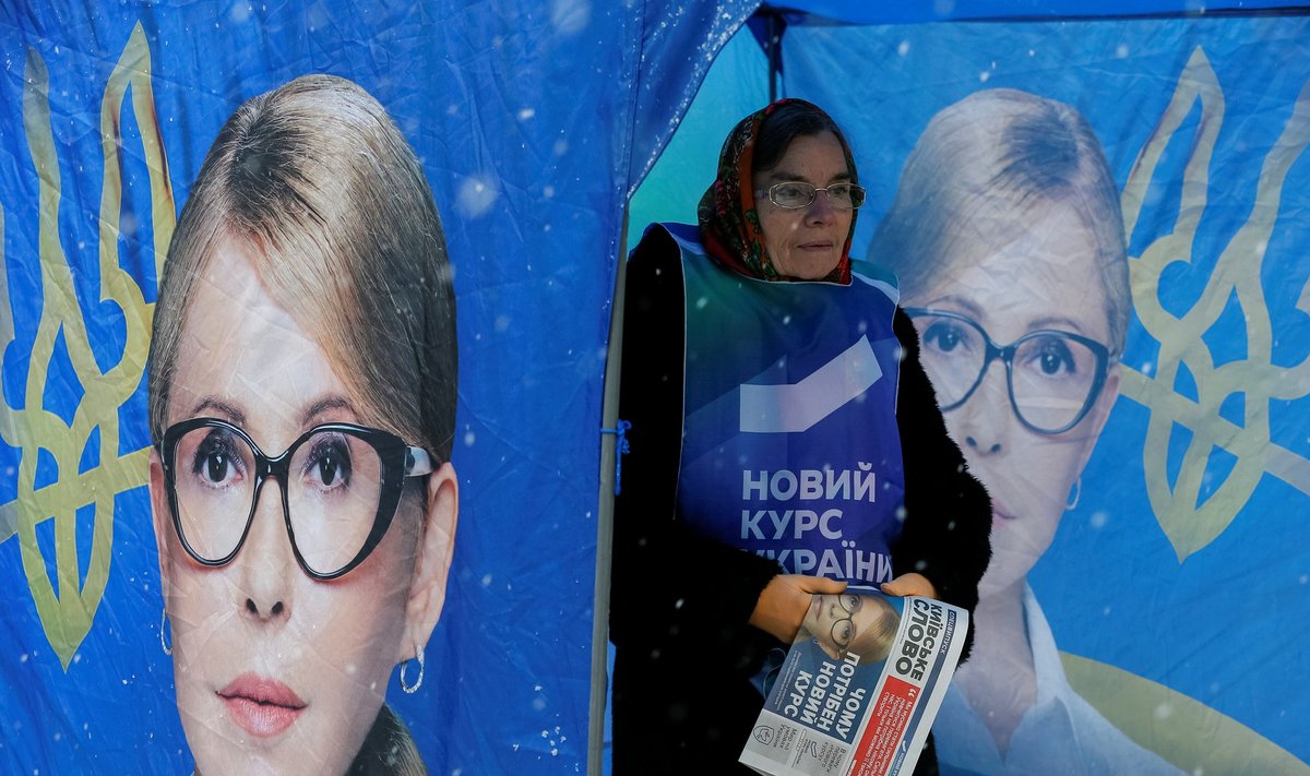 Ukraina ekspeaminister Julija Tõmošenko tegi juba novembri lõpus pealinnas Kiievis kampaaniat. Kiri vabatahtliku vestil lubab Ukrainale uut kurssi, kuid paljud kahtlevad selles.
