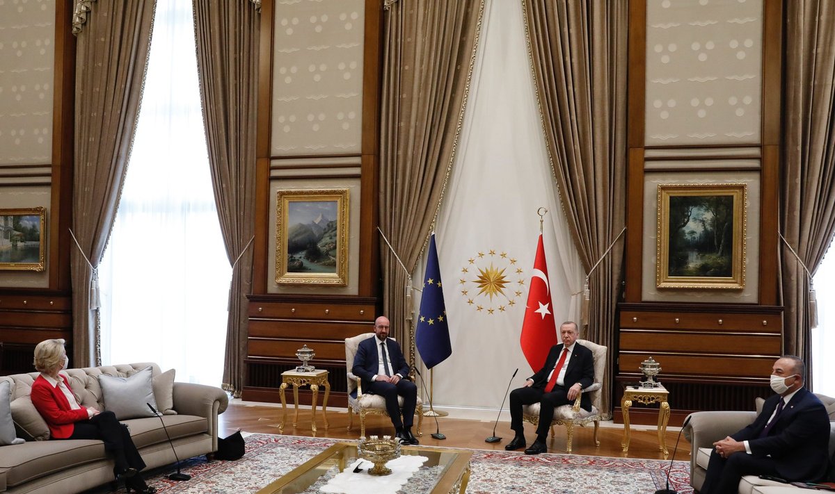 Charles Michel istus president Erdoğani kõrval, samal ajal kui hämmeldunud Ursula von der Leyen suruti taustale.