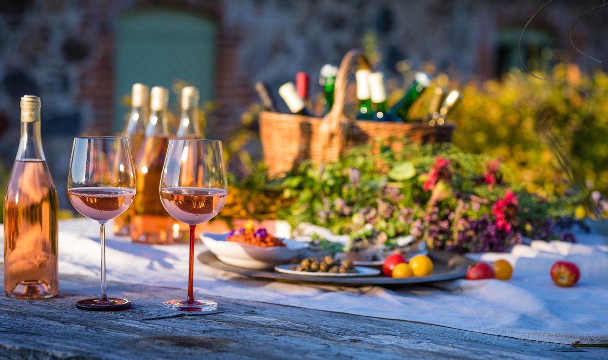 Süüa pakutakse veini juurde pea igas veinimajas. See laud on kaetud Aru mõisas.