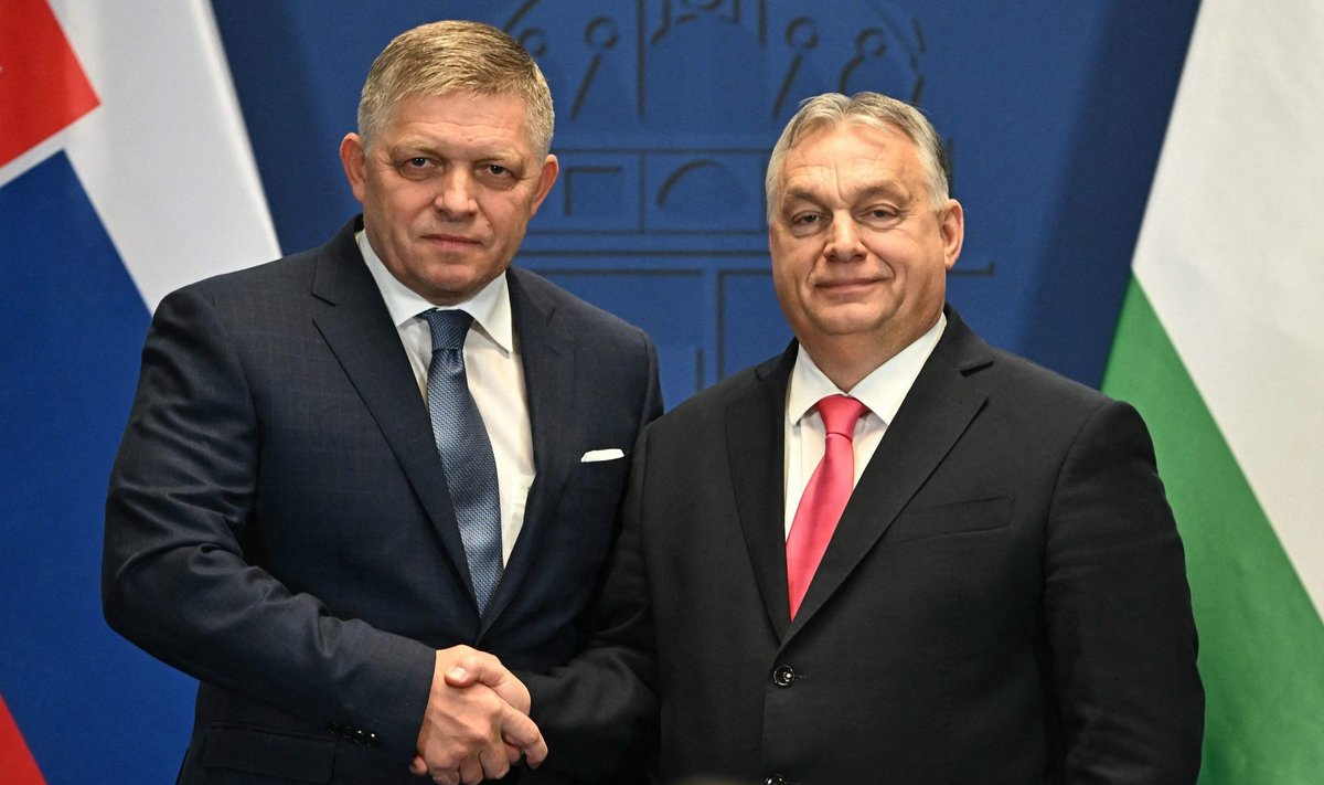 TERE TULEMAST KLUBISSE! Slovakkia peaminister Robert Fico (vasakul) surub kätt Ungari juhil Victor Orbánil. Vaated Ukrainas toimuvale kattuvad neil täielikult: Ukraina aitamine peab lõppema.