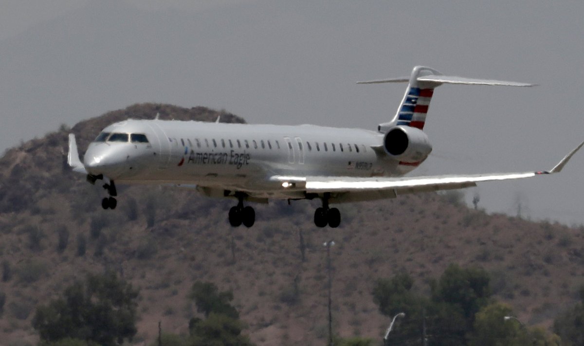 American Eagle`i kohalike liinide lennuk tänavu suvel kuumalaine aegu Phoenixi lennuväljale maandumas. 