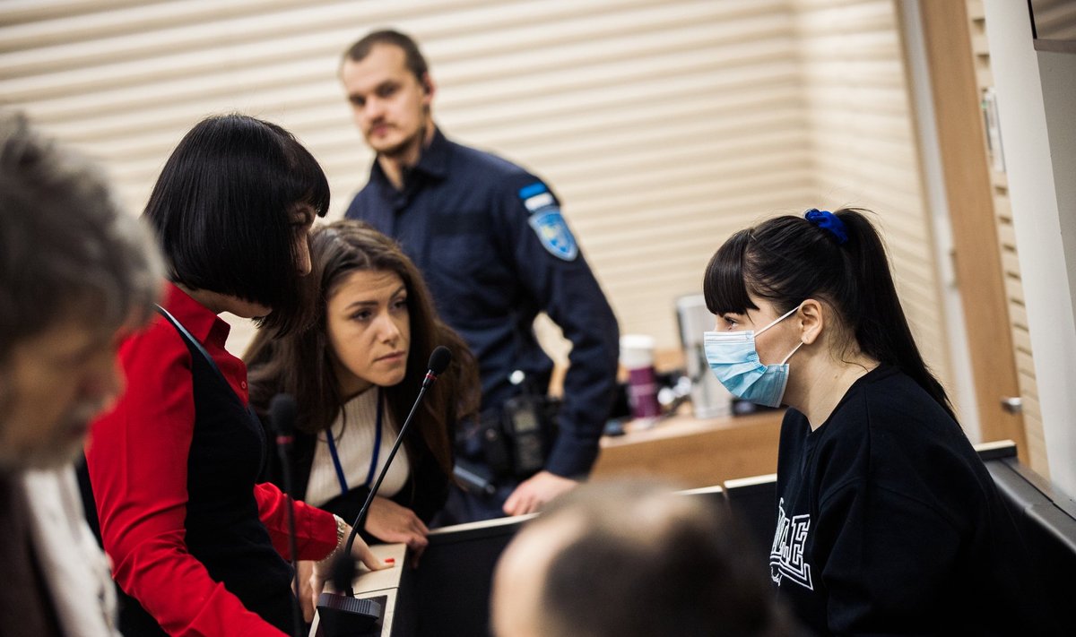 Анна-Мариа Садел (справа) разговаривает со своим адвокатом Карине Нерсесян, переводчица внимательно слушает.