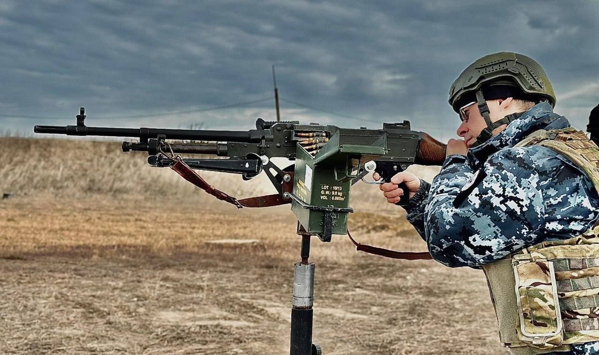 Украинский солдат с пулеметом FN MAG бельгийского производства. В Украине сейчас не хватает людей для подразделений ПВО и БПЛА.