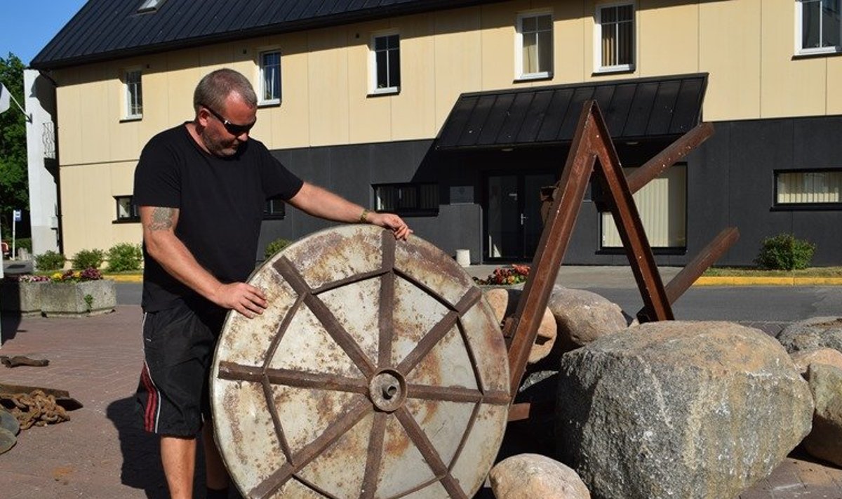 Valga muuseumi õuealal toimetav eesti kunstnik Toomas Altnurme valmistamas maakividest ja vanametallist monumentaalset skulptuuri.