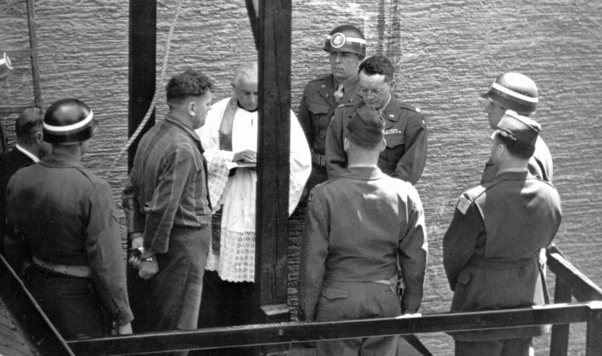VAHETULT ENNE POOMIST: Sõjakurjategija Vinzenz Schoettel kuulab Landsbergi vanglas preestri sõnu enne surmaotsuse täideviimist.