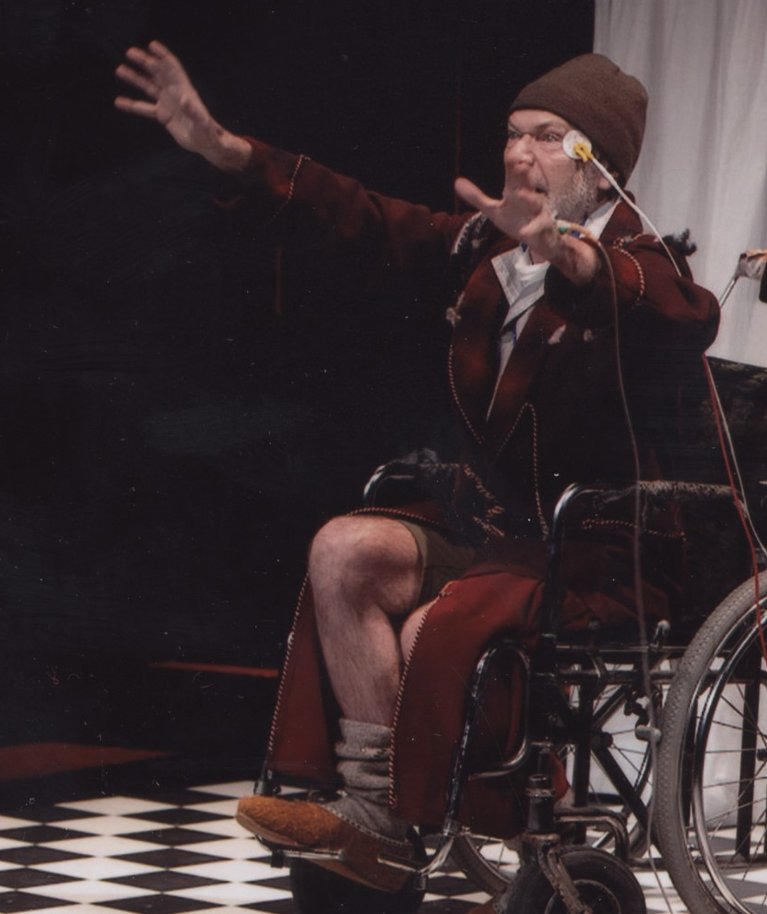 Ja kohe ta tõuseb toolist ning hakkab ... tantsima. “Lesk”, aluseks Juhan Smuuli “Polkovniku lesk”, lavastas Toomas Suunman aastal 2009.