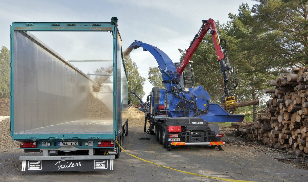 Uus, senisest võimsam puiduhakkur Bruks 1006 PT Truck suudab tunnis peeneks hekseldada rohkem kui kaks veokitäit puitu.