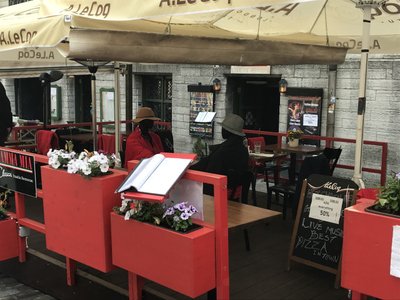 Tallinna vanalinnas asuva restorani Mamma Mia Itaalia suveterrass.