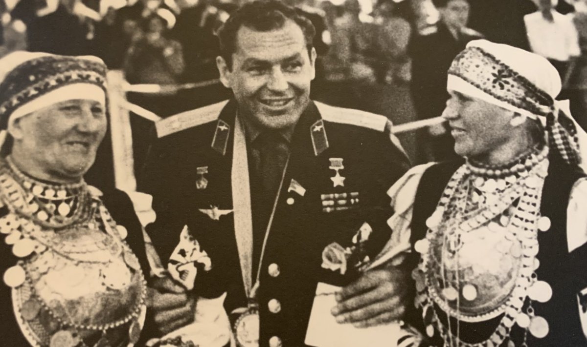 Nõukogude Liidu kangelane kosmonaut German Titov 1965. aasta laulupeol setudega medaleid võrdlemas.