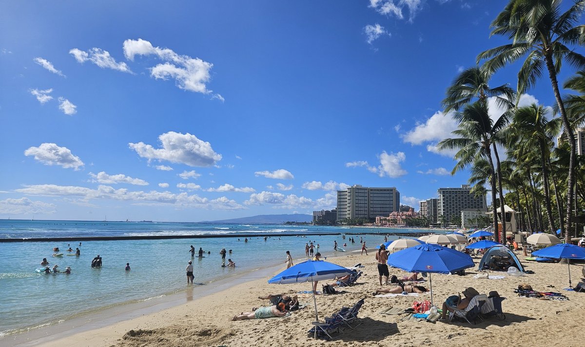 Tavaline argipäev Honolulus Waikiki rannas. Kuna see on mitmekilomeetrine, siis ruumi üldjuhul jätkub.