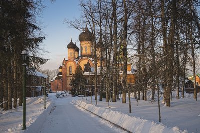 Пюхтицкий монастырь:  с 1990 года он имеет статус ставропигиального, то есть подчинённого непосредственно патриарху Московскому и всея Руси. За свою историю монастырь никогда не закрывался