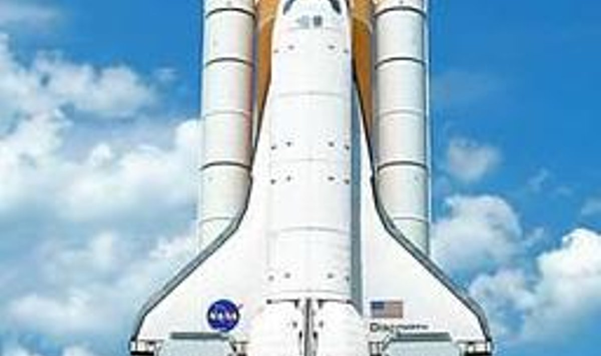 TEEL STARDIPAIKA: Discovery kosmosesüstik sõidab liikuval platvormil Canaverali neeme poole. DIMITRI GERONDIDAKIS