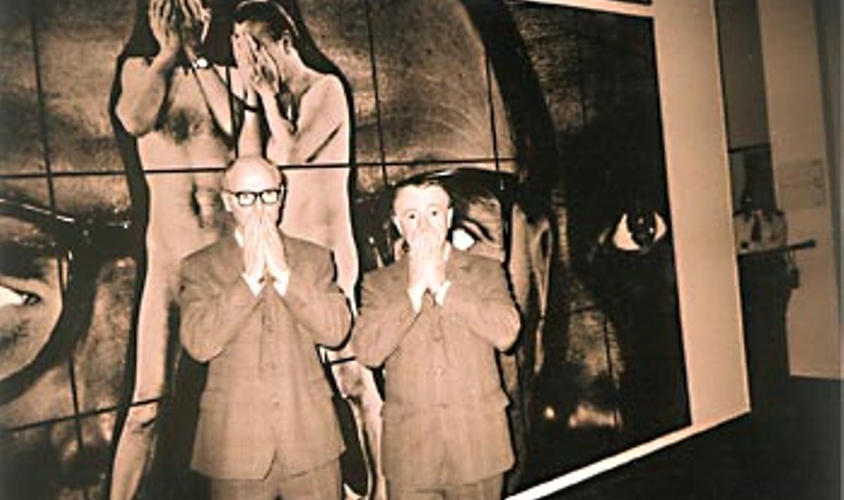 Kunsti produtseerimine tõestab indiviidi võimekust kommunikatsiooni vallas: ­Inglise kunstnikud Gilbert & George oma tööde ees. Harry Liivrand