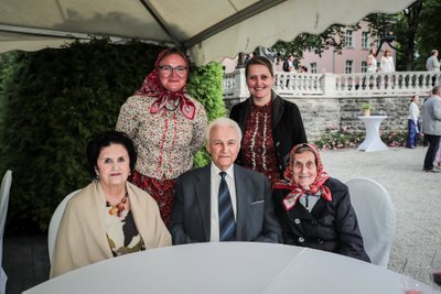 Vasakult Ingrid Rüütel, Arnold Rüütel, Kihnu Virve. Tagareas vasakult Kihnu pärimuskultuuri edendaja Mare Mätas ja Virve lapselaps Raina Kiviselg.