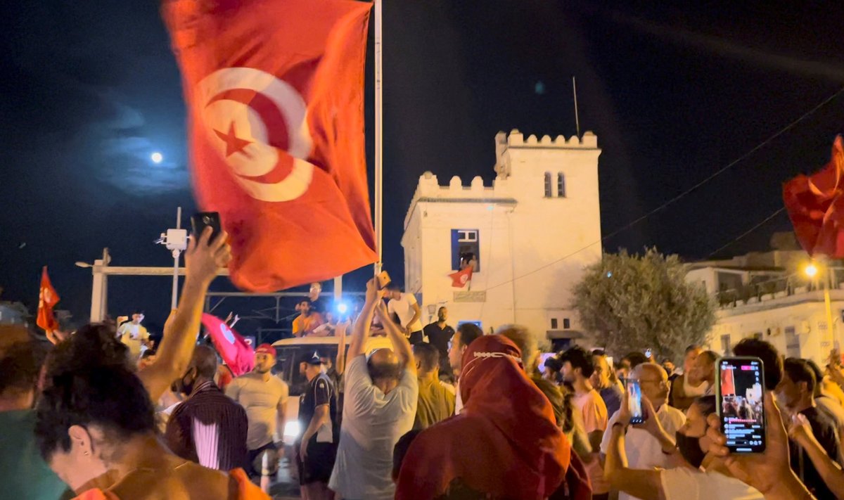 Kümme aastat pärast araabia kevadet katkes inimeste kannatus. Tuneeslased tulid jälle tänavaile, sest neil pole tuleviku ees kindlustunnet.