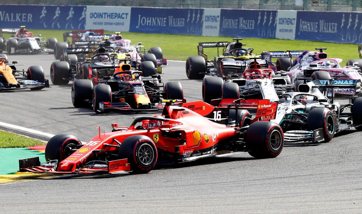 Belgia GP start: Leclerc sai kohe ees minema, taamal on näha, kuidas Max Verstappen (vasakul) kohe Kimi Räikköneniga kokku põrkab