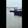 VIDEO | Hiinas rammis laev silda, millelt pudenesid alla autod