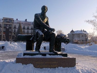 Федор Достоевский – один из тех, кто побывал за этими стенами. Памятник открыт в 2010 году, скульптор Михаил Переяславец