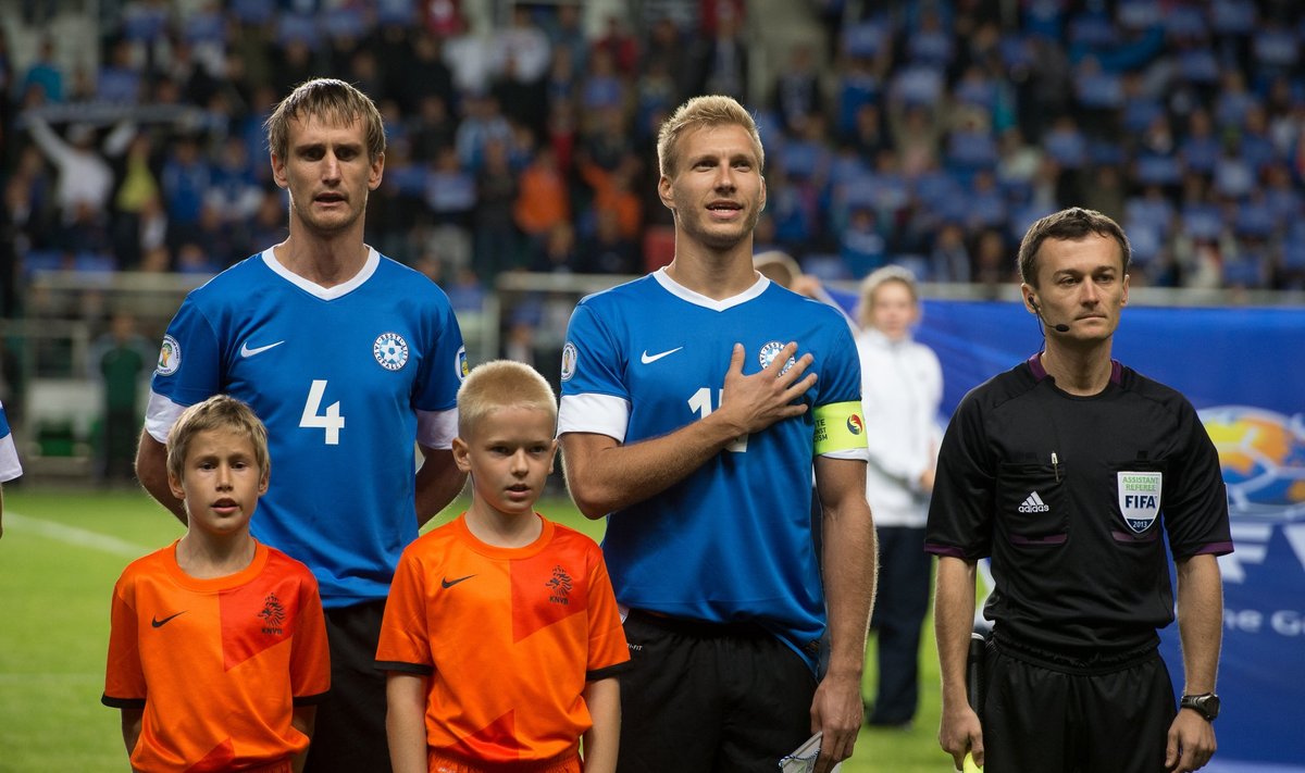 Raio Piiroja ja Ragnar Klavan enne mängu Hollandiga.