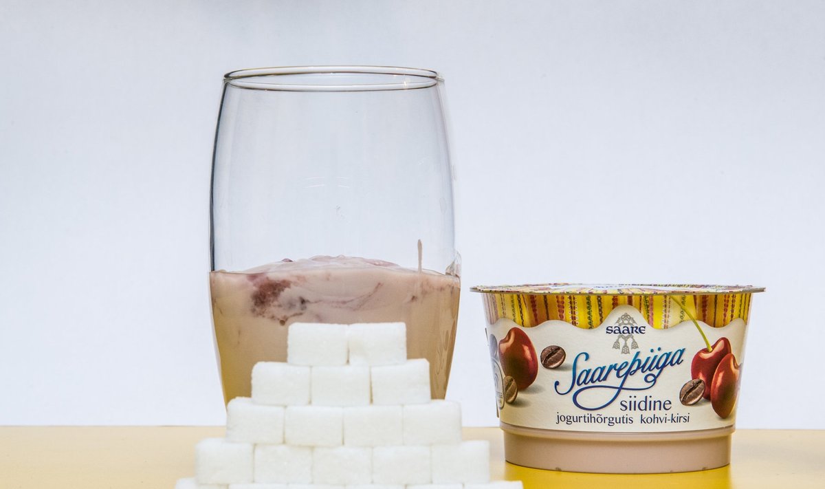 Klaasi valatud jogurtis on täpselt selline hulk suhkruid nagu kujutavad selle ees seisvad suhkrukuubikud.