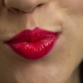 Naistekas testib: kas suudluskindel huulepulk püsib kirgliku musi ajal omal kohal või ei?