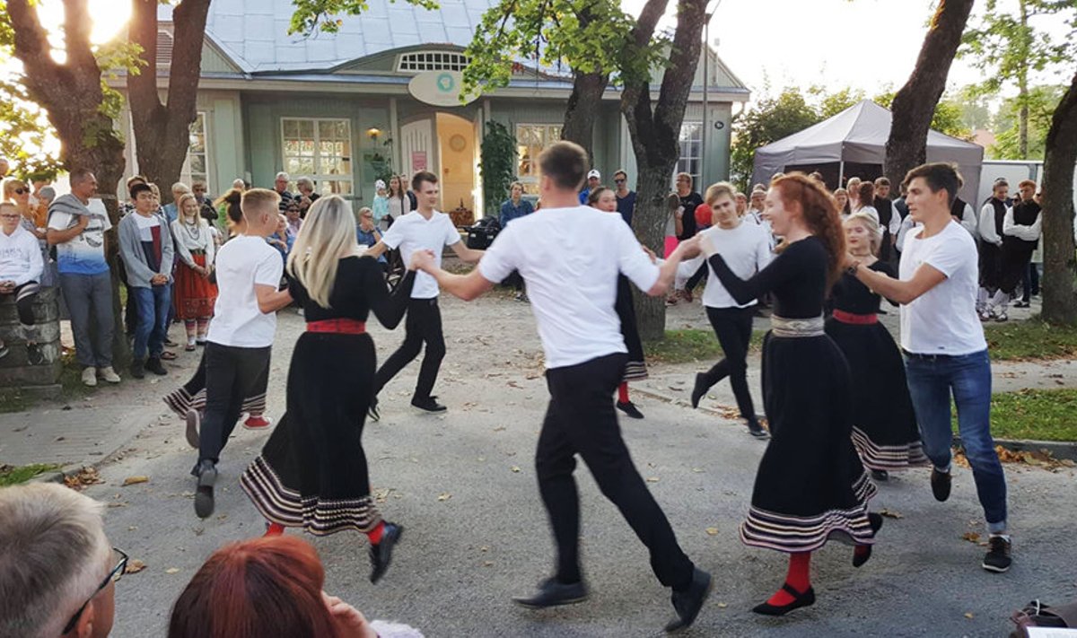 Kuressaare linnapargi veerel toimunud tänavapiknikul osalejad said kohvik Nautleja ees nautida noorte rahvatantsijate tantsulusti.