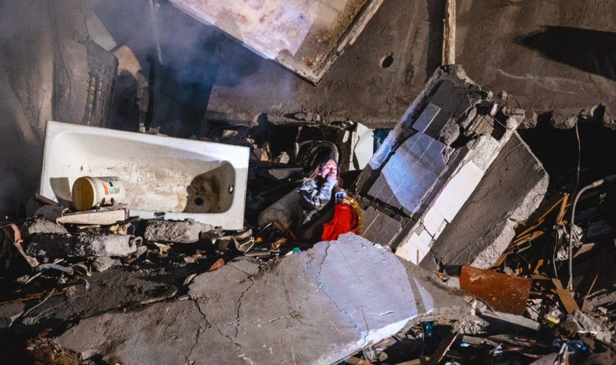 Девочка среди обломков дома, разрушенного в результате российского ракетного удара