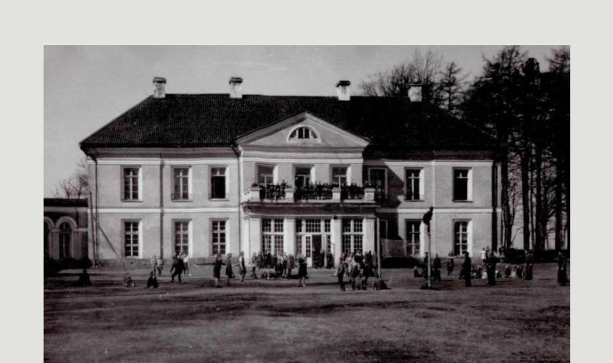 Rutikvere mõisa eestvaade kaks aasta enne põlengut 1952. aastal.