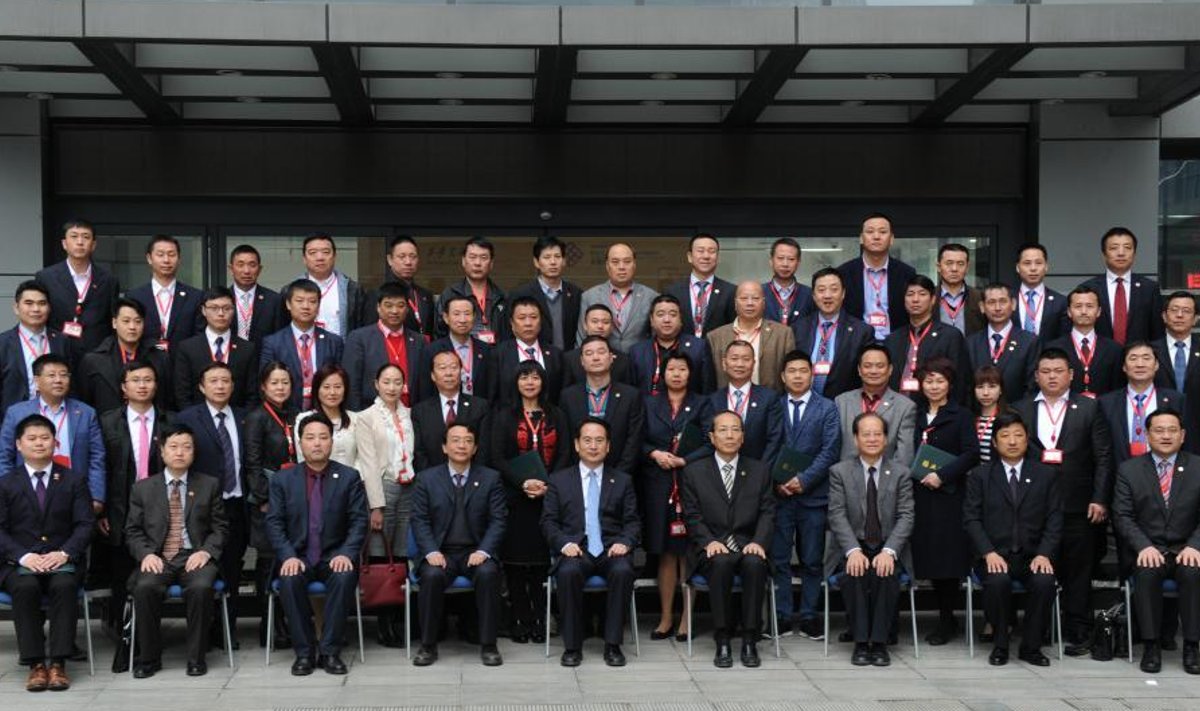 39. ülemerehiinlaste kogukonna liidrite seminar. Esimeses reas keskel (sinise lipsuga) Tan Tianxing, kõige vasakul istub sirge seljaga, käed põlvedel Xiaotian Zhang.