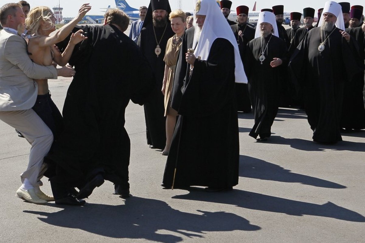 FOTOD: Patriarh Kirill päästeti paljarinnalise naise rünnakust