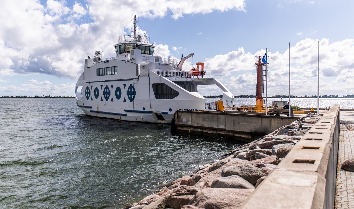 Vormsi ja mandri vahel sõidab reisiparvlaev Ormsö, mida praegu opereerib Kihnu Veeteed.