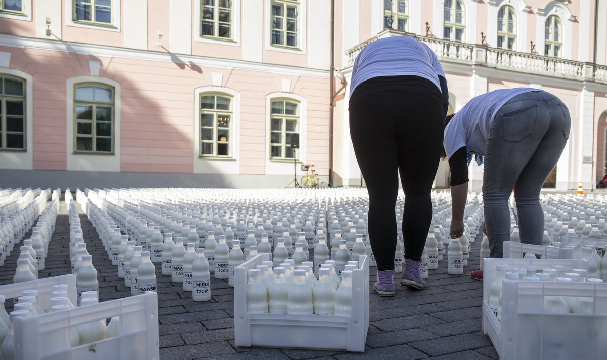 Põllumeeste aktsioon protestiks madalate piimahindade vastu Tallinnas riigikogu peahoone ees.