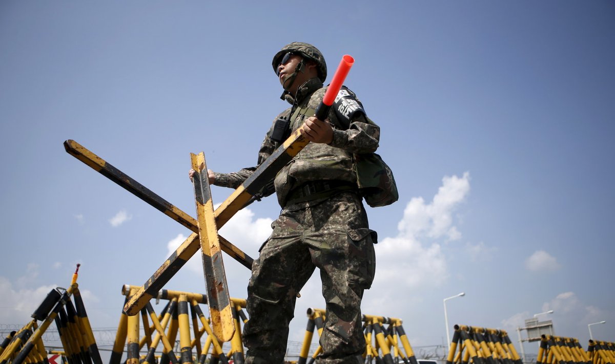 Lõuna-Korea sõdur Taasühendamise valvamas Suure Ühendamise silla barrikaade