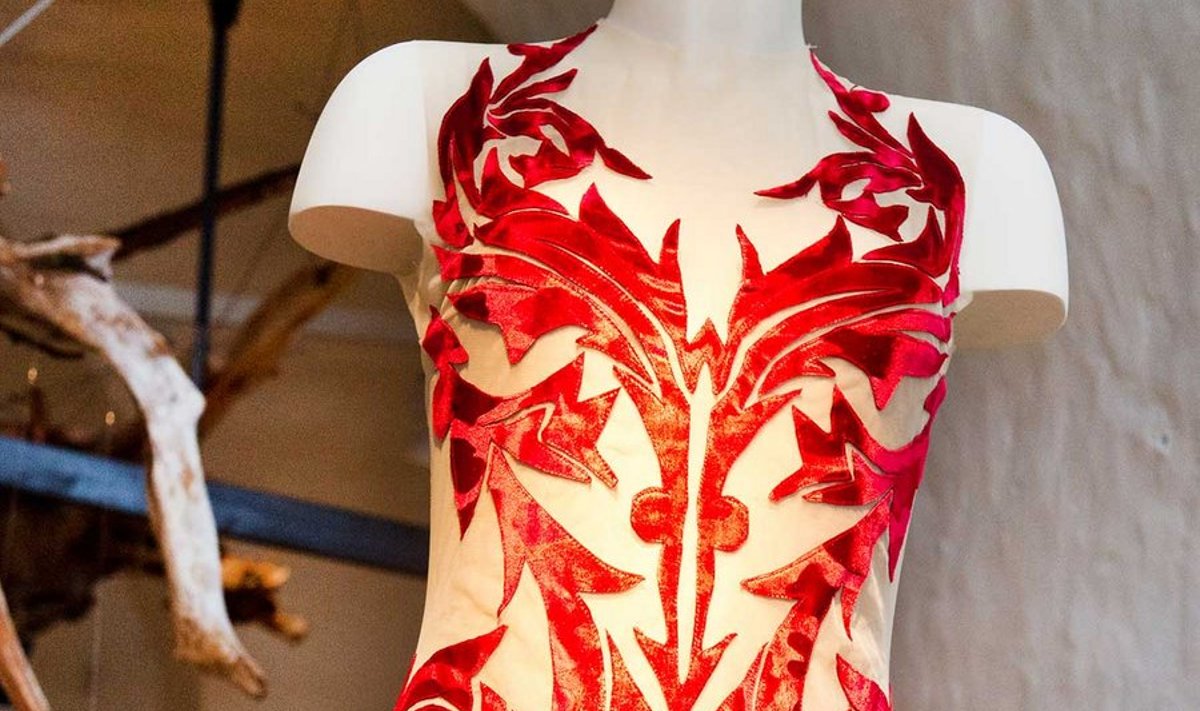 Ornament Riina Põldroosi kleidil meenutab nii hõõguv­punast merekoralli kui ka jõulist sepisväravat.