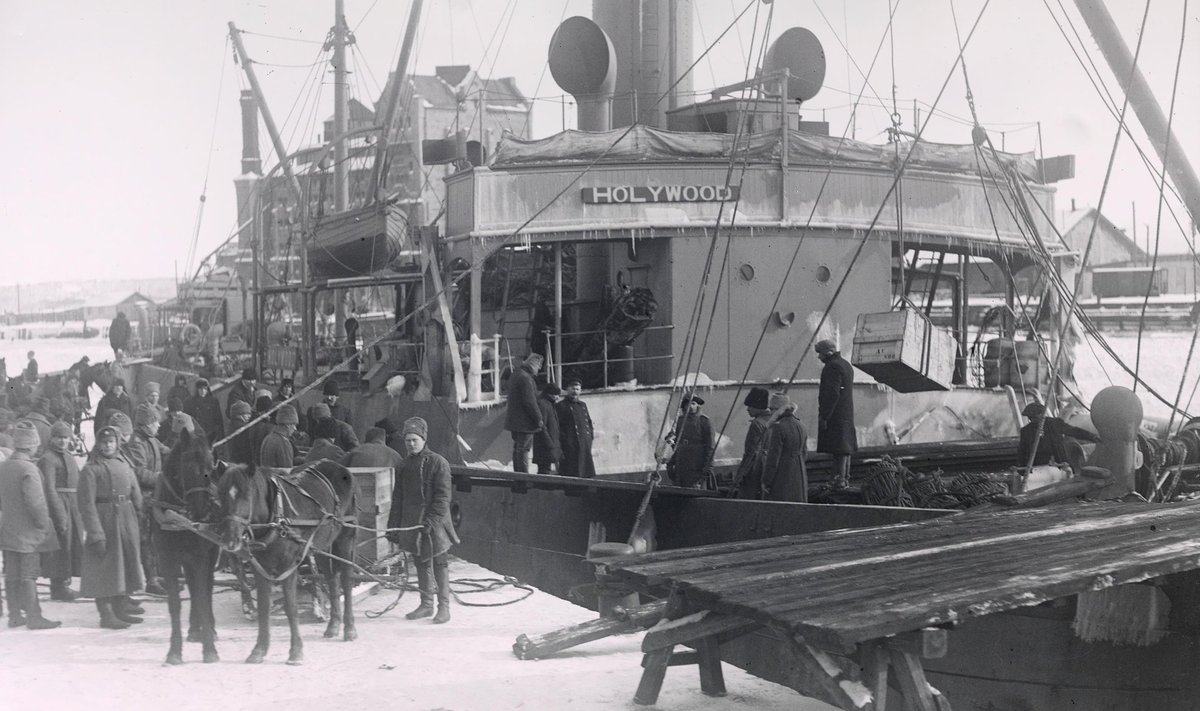 LÄÄNE ABI: Sõjavarustuse mahalaadimine Tallinna sadamas Briti kaubalaevalt „Holywood“ veebruaris 1919.
