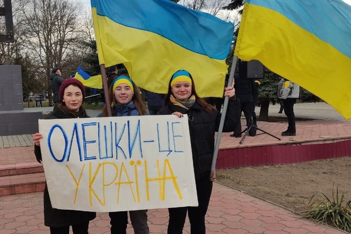 Видео против украины. Украинцы с флагом. Митинг с украинскими флагами. Человек с украинским флагом. Русские и украинцы.
