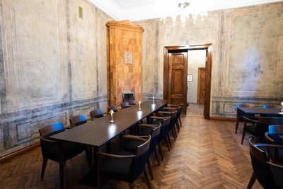 AVAR JA HELGE Interjööris on säilinud ajaloolisi detaile nagu massiivsed puidust uksed ja saali seinamaalingud. Schloss Fellini kolmel korrusel on praegu kokku 17 luksuslikku numbrituba.
