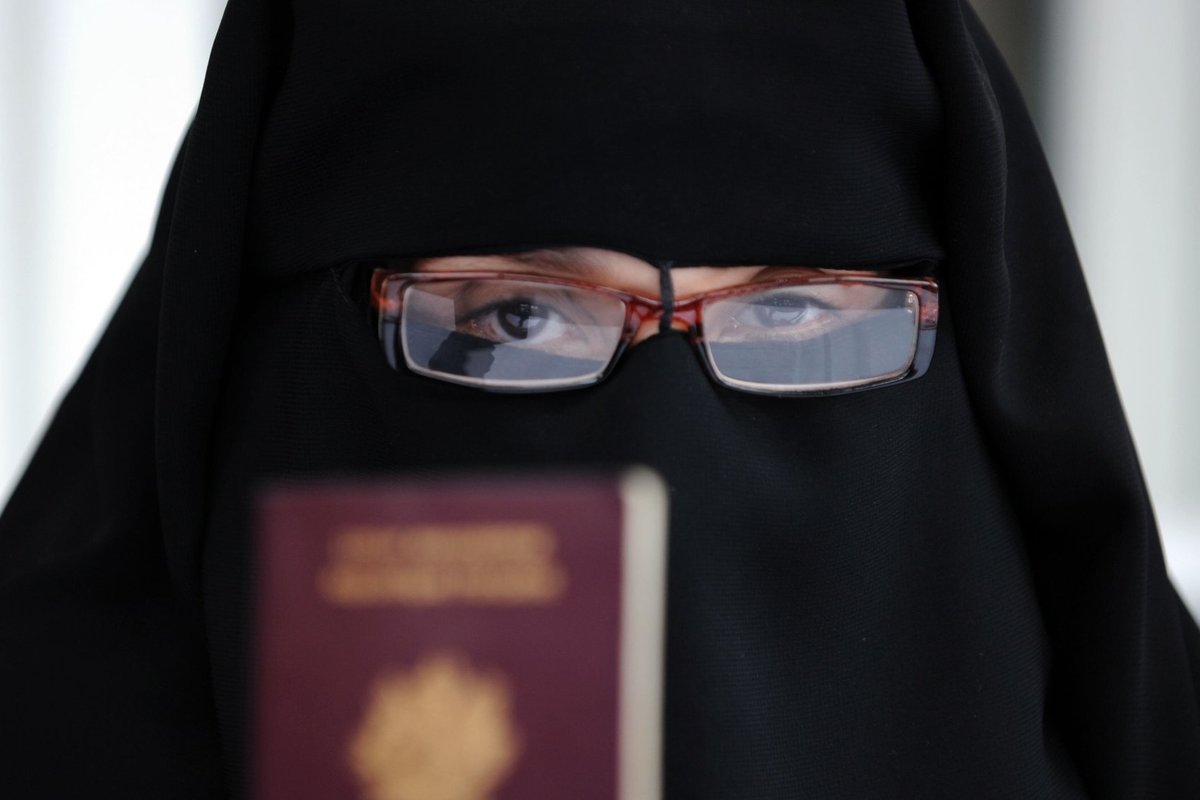 Без паранджи. Бурка паранджа никаб. Мусульманская женщины в очках. Мусульманка в никабе. В парандже и в очках.