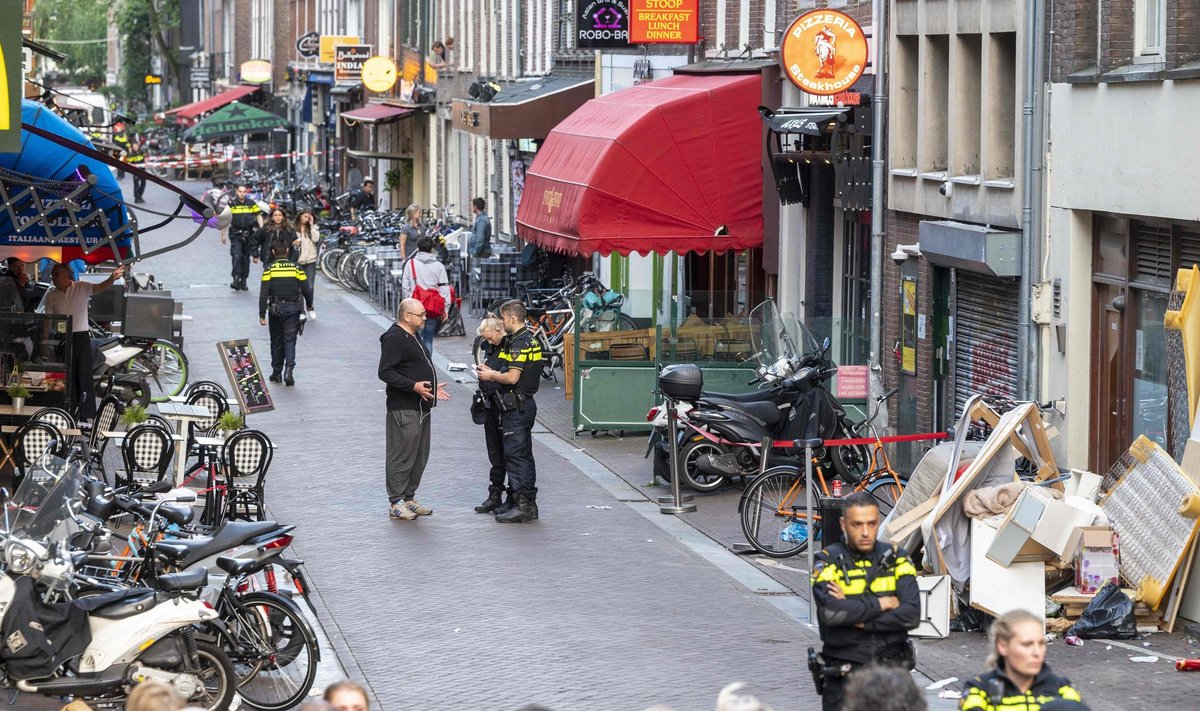 Šokeeriv rünnak toimus Amsterdami südalinnas Lange Leidsedwarsstraatil.
