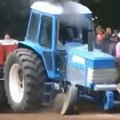 VIDEO: Traktor on mõeldudki vahel trikke ja pauke tegema. Aga siin minnakse juba liiale