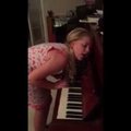 HITTVIDEO: Parim uni maailmas! Kuutõbine tüdruk mängib klaverit ja norskab